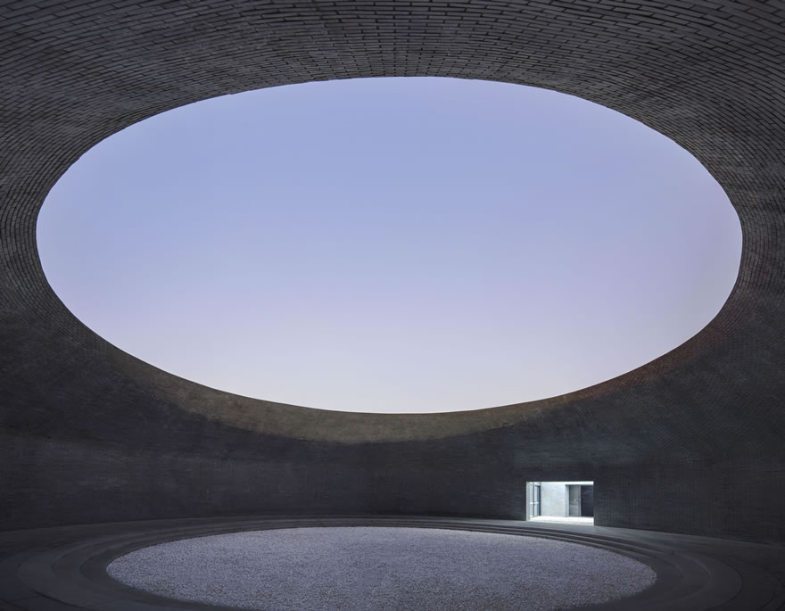 图07 空庭内夜景 night view inside the empty courtyard.jpg