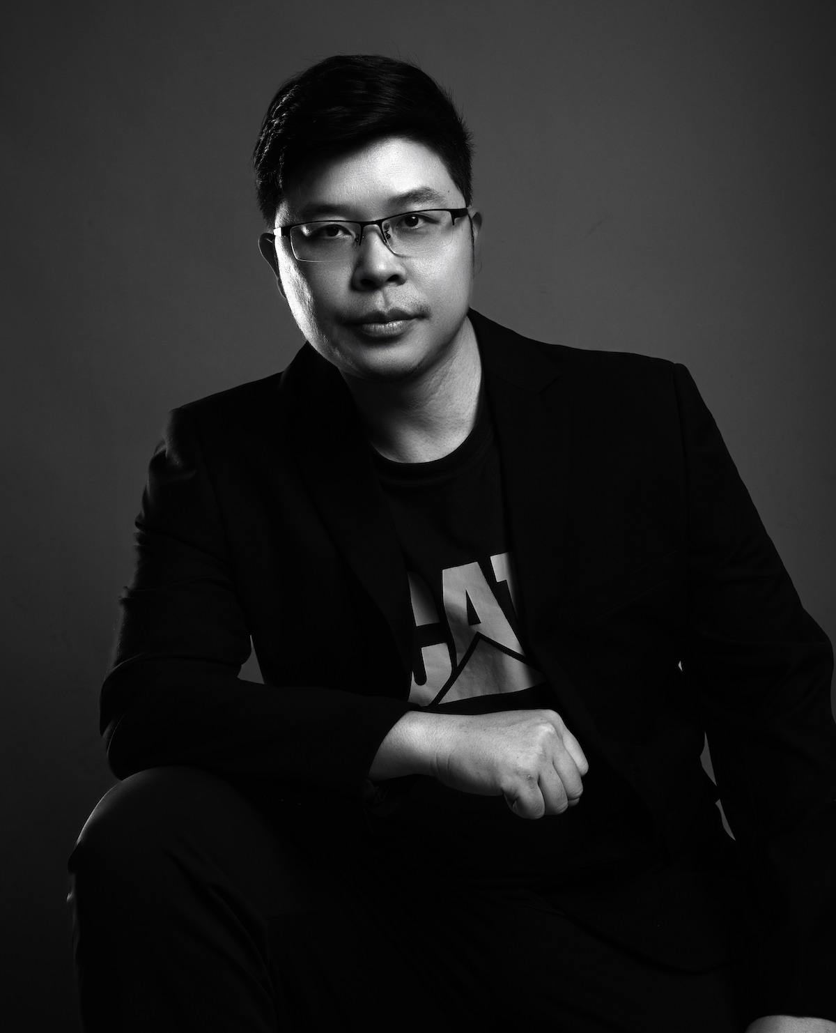 何鹏飞照片（亮） - 方形.jpg