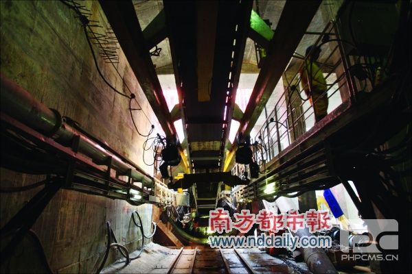 广佛地铁全线动工地铁广佛线是我国第一条由两座城市共同建设的城际快速轨道交通线路,地铁连城,象征着广佛合作迈出了具有实际意义的重要一步。 新闻回放 今年6月28日广佛线举行开工典礼。按照预期目标,广佛线线路西起佛山市魁奇路,东达广州市沥滘,总长约32.16公里,全线共设站21座,其中广州设站10个,佛山11个。魁奇路西朗段预计2010年建成通车,2012年全线贯通。届时,广佛线对缓解佛山交通紧张状况,完善综合交通运输网络,实现广佛无缝对接等具有重要意义。它也是国内首条城际快速轨道交通线。