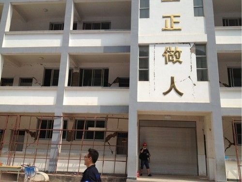 洁白的墙面上，数指宽的裂缝不规则地曲曲展展，大量的水泥涂层，落满了布满灰尘的过道，一旁的墙上，贴着一张小小的纸条，上面写着：不可入住。