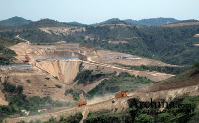 何必愚公移山 城市建设不能破坏自然环境(图)_cninr 单元城市是顺应自然,以农田、山体、河流为依托,由不同功能的城市单元组成的分布式多中心的智慧低碳城市。单元城市的核心理念就是对自然的尊重和利用,勾勒城市与自然有机融合的美好画面,采用智慧化、低碳化手段以期实现城市的永续发展。与传统的城市发展模式相比,单元城市在空间、交通、能源消耗、水资源消耗、生态环境、垃圾产生等方面都有明显的优势。 观念决定未来。建设美丽中国,就要更新思想观念,秉持“顺天、因时、应变、简约、唯美”的原则,优化城市空间布局,完善智慧低碳可持续发展的技术路径,强化&l